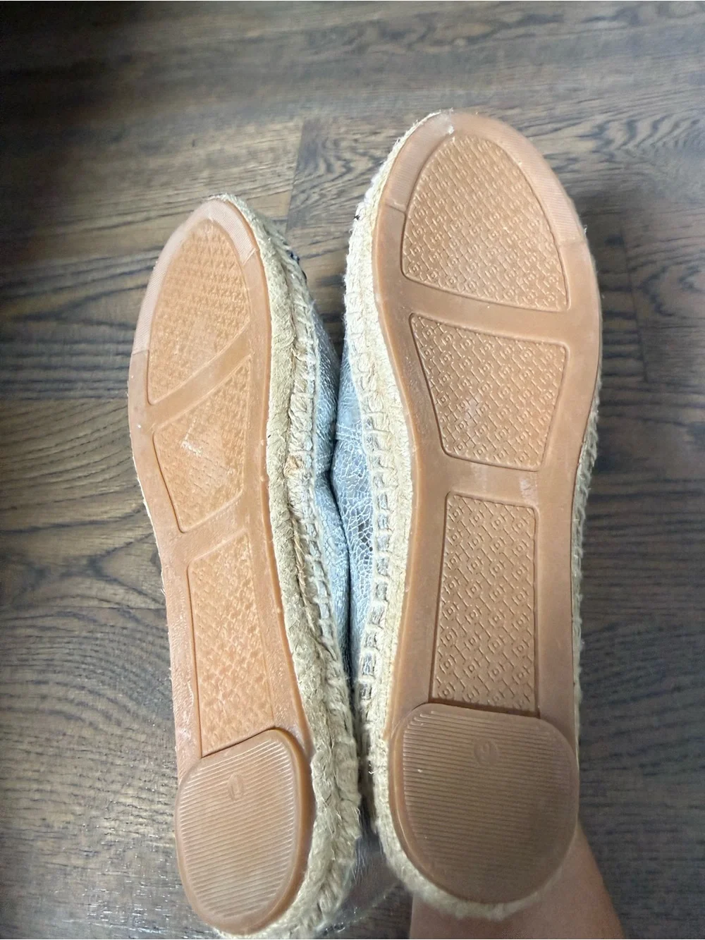 Like new Tory Burch Silver Leather Espadrille with Navy Logo Cap size 9.